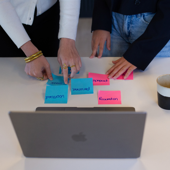 Post-its met laptop op tafel
